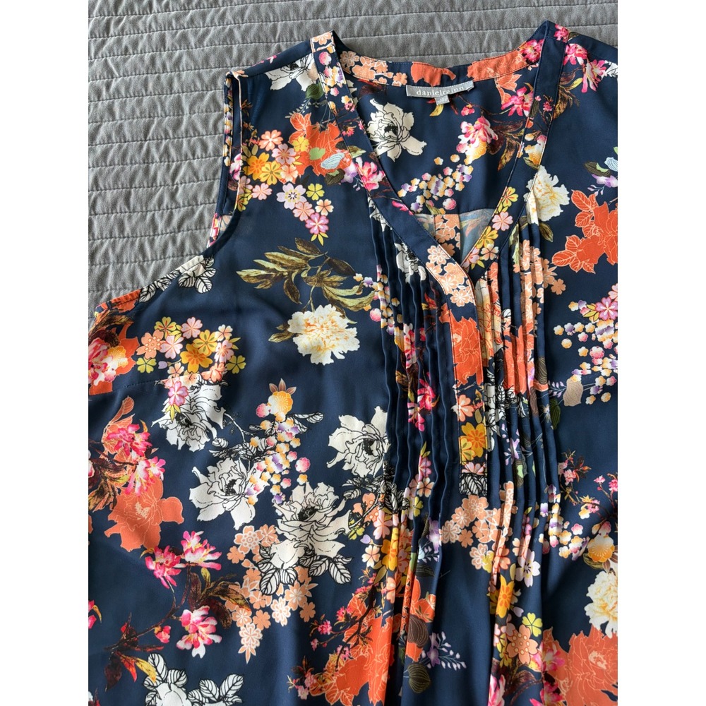 Daniel Rainn Navy Floral Pintuck V-Neck Sleeveless Blouse Plus Size DX13975PR1 - Picture 4 of 9